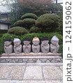 並んでいる地蔵さん 124159062
