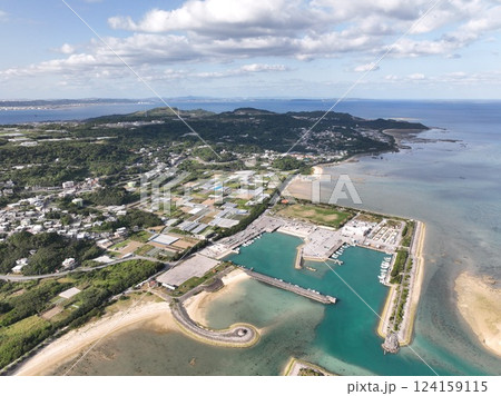 沖縄県南部の漁港を上空からドローンで撮影 124159115