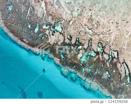 沖縄の綺麗な海をドローンを使って上空から撮影 124159208