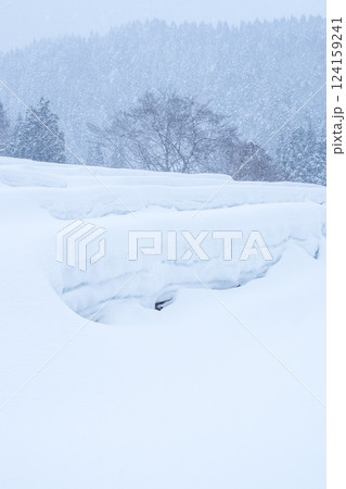 雪が積もった氷ノ山の棚田の風景 鳥取県 氷ノ山 124159241