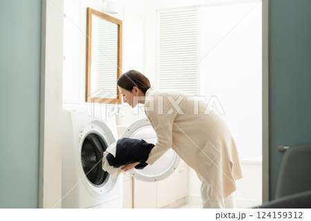 洗濯をする女性 124159312