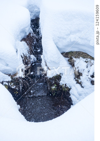 雪が積もった氷ノ山の棚田の風景 鳥取県 氷ノ山 124159609