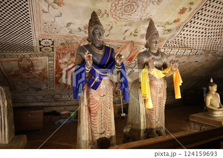 ランギリ・ダンブッラ石窟寺院の内部【スリランカ】 124159693