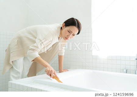 お風呂掃除をする女性 124159696