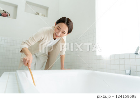 お風呂掃除をする女性 お風呂掃除をする女性 124159698