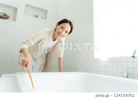 お風呂掃除をする女性 124159702