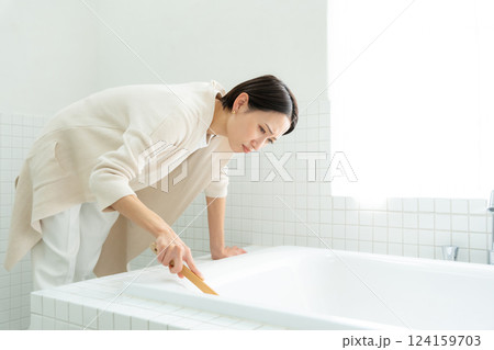 お風呂掃除をする女性 124159703