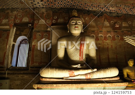 ランギリ・ダンブッラ石窟寺院、第2窟内部、坐像【スリランカ】 ランギリ・ダンブッラ石窟寺院、第2窟内部、坐像【スリランカ】 124159753