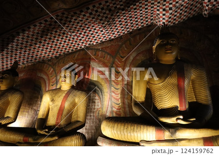 ランギリ・ダンブッラ石窟寺院、第2窟の内部【スリランカ】 ランギリ・ダンブッラ石窟寺院、第2窟の内部【スリランカ】 124159762