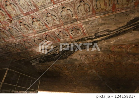 ランギリ・ダンブッラ石窟寺院、第2窟の天井画【スリランカ】 ランギリ・ダンブッラ石窟寺院、第2窟の天井画【スリランカ】 124159817