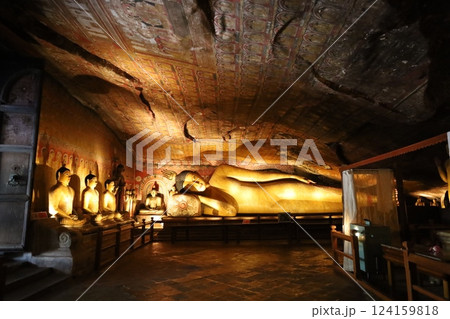 ランギリ・ダンブッラ石窟寺院の内部にある涅槃像【スリランカ】 ランギリ・ダンブッラ石窟寺院の内部にある涅槃像【スリランカ】 124159818