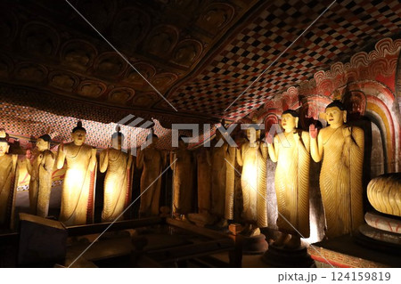 ランギリ・ダンブッラ石窟寺院、第2窟の内部【スリランカ】 ランギリ・ダンブッラ石窟寺院、第2窟の内部【スリランカ】 124159819