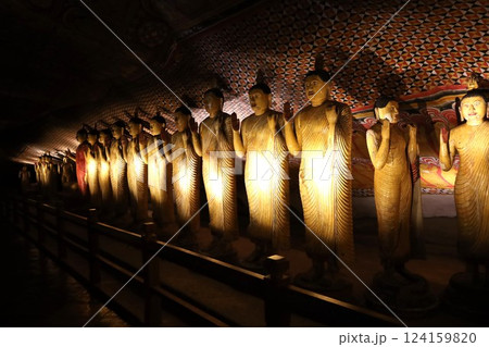 ランギリ・ダンブッラ石窟寺院、第2窟の内部【スリランカ】 ランギリ・ダンブッラ石窟寺院、第2窟の内部【スリランカ】 124159820
