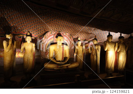 ランギリ・ダンブッラ石窟寺院、第2窟の内部【スリランカ】 ランギリ・ダンブッラ石窟寺院、第2窟の内部【スリランカ】 124159821
