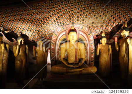 ランギリ・ダンブッラ石窟寺院、第2窟の内部【スリランカ】 124159823