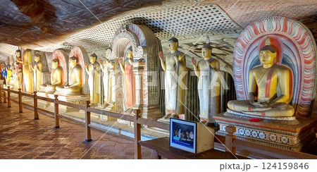 ランギリ・ダンブッラ石窟寺院、第2窟内部【スリランカ】 124159846