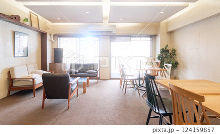 明るい光が差し込むカフェスペースの内観　インテリア　イメージ 124159857