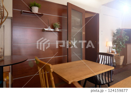 お洒落なカフェの内観 インテリア イメージ お洒落なカフェの内観 インテリア イメージ 124159877