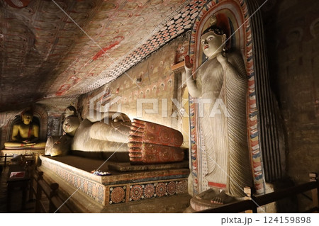 ランギリ・ダンブッラ石窟寺院、第2窟内部【スリランカ】 124159898