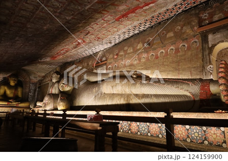 ランギリ・ダンブッラ石窟寺院、第2窟の涅槃像【スリランカ】 124159900