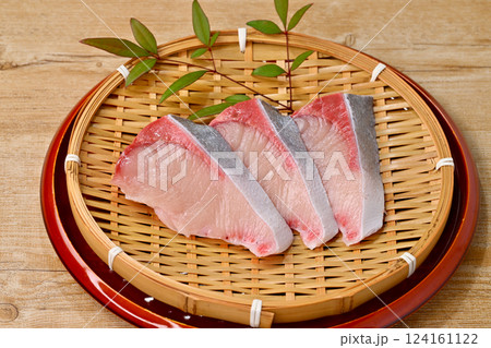 加熱用の「養殖のブリ(ぶり・鰤)」の切り身。※生食用ではありません。 加熱用の「養殖のブリ(ぶり・鰤)」の切り身。※生食用ではありません。 124161122