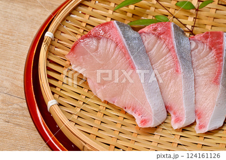 加熱用の「養殖のブリ（ぶり・鰤）」の切り身。※生食用ではありません。 124161126