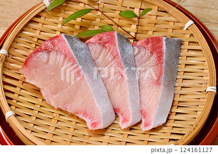 加熱用の「養殖のブリ(ぶり・鰤)」の切り身。※生食用ではありません。 加熱用の「養殖のブリ(ぶり・鰤)」の切り身。※生食用ではありません。 124161127