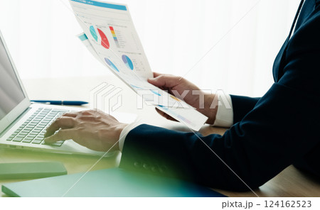 パソコンを操作するビジネスマン パソコンを操作するビジネスマン 124162523