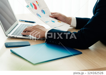 パソコンを操作するビジネスマン 124162526