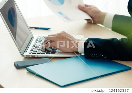 パソコンを操作するビジネスマン 124162537