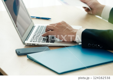 パソコンを操作するビジネスマン 124162538