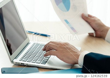 パソコンを操作するビジネスマン 124162539