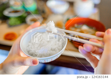 ご飯を食べる女性 124163144