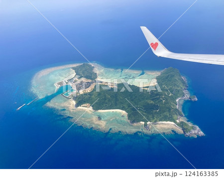 飛行機から見た沖縄の離島(渡名喜島) 124163385