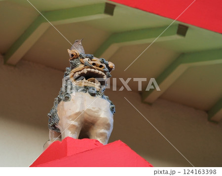 来間島の竜宮城展望台のシーサー（沖縄・宮古島） 124163398