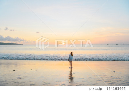 バリ島　ジンバランビーチのサンセット 124163465