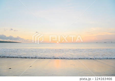 バリ島 ジンバランビーチのサンセット バリ島 ジンバランビーチのサンセット 124163466