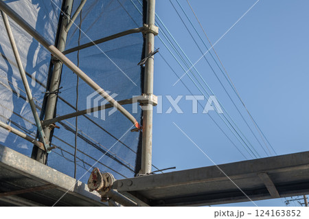 【マンション大規模修繕工事 足場と電線】 【マンション大規模修繕工事 足場と電線】 124163852