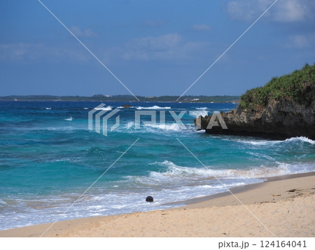 砂山ビーチの砂浜と海（沖縄・宮古島） 124164041