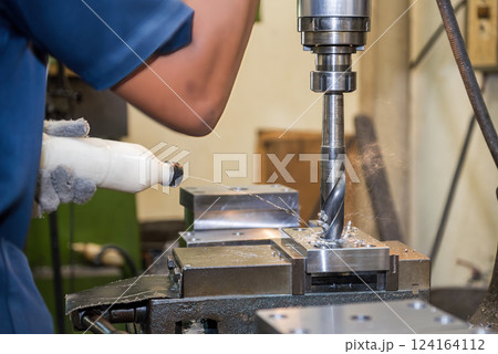 The hole drilling process on NC milling machine with liquid coolant method. The hole drilling process on NC milling machine with liquid coolant method. 124164112