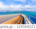 伊良部大橋と海 124164221