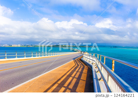 伊良部大橋と海 124164221