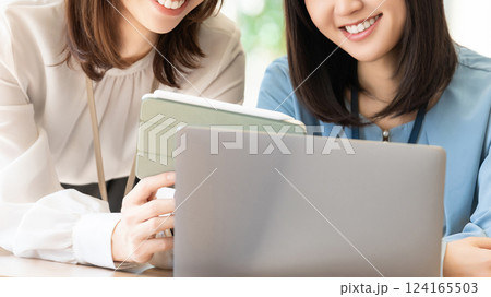 ミーティングをする2人の女性・ビジネスウーマン 124165503