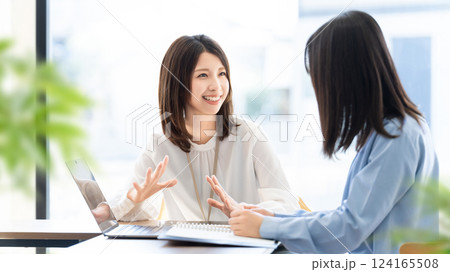 ミーティングをする2人の女性・ビジネスウーマン 124165508