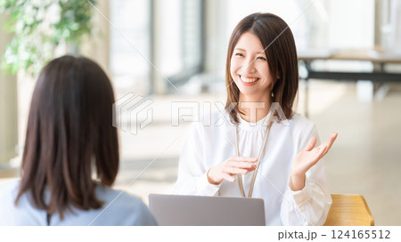 ミーティングをするビジネスウーマン ミーティングをするビジネスウーマン 124165512