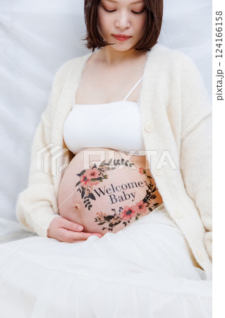妊娠 臨月 マタニティフォト ボディペイント 124166158