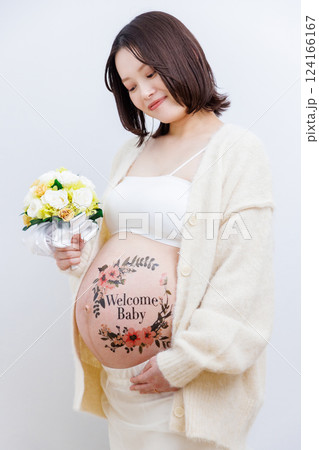 妊娠 臨月 マタニティフォト ボディペイント 124166167