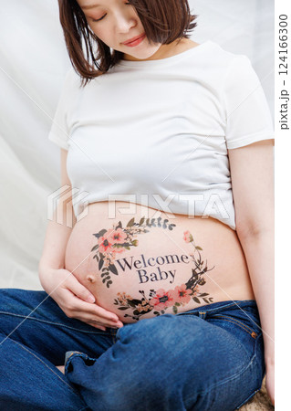 妊娠 臨月 マタニティフォト ボディペイント 124166300