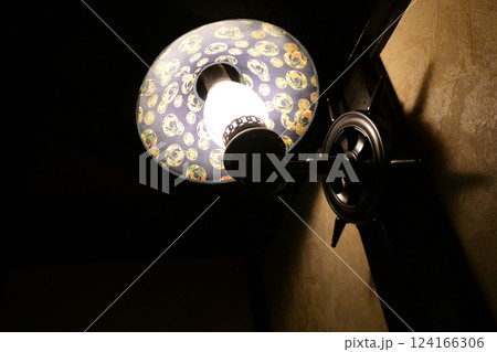 岩手県盛岡市蔵の喫茶店の壁のランプシエードの光り 岩手県盛岡市蔵の喫茶店の壁のランプシエードの光り 124166306