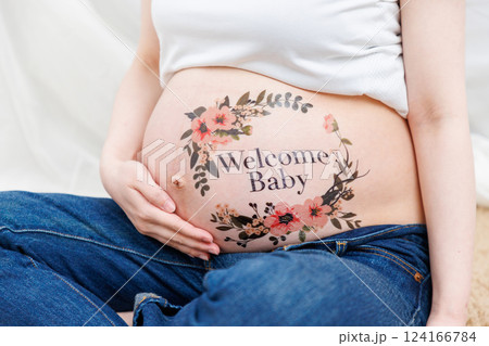 妊娠 臨月 マタニティフォト ボディペイント 124166784